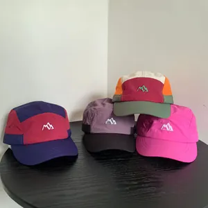 Cappello da campeggio a 5 pannelli con ricamo di montagna in vari design patchwork multicolore