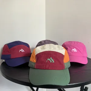 Cappellino outdoor five-panel color-block traspirante con ricamo montagna
