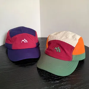 Cappellini da campeggio a cinque pannelli con ricamo montagna e design color-block esterno