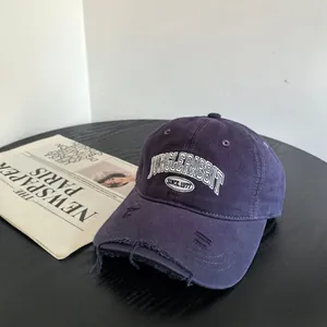 Détail du bord usé et de la broderie 3D vintage sur cette casquette de baseball rétro