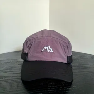 Dettaglio del cappello da campeggio a 5 pannelli con ricamo di montagna e design color-block