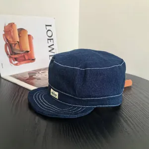 Casquette militaire en denim bleu marine à sommet plat avec surpiqûres et étiquette