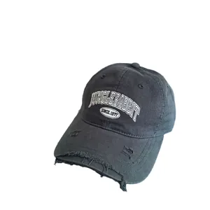 Casquette vintage gris foncé délavé avec broderie blanche et détails de visière usés et déchirés