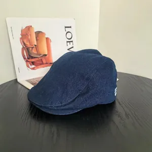 Casquette rétro en denim bleu foncé avec rayures blanches latérales sur table