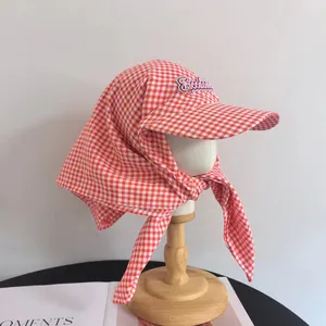 Cappello da sole a scacchi rossi con protezione per il collo e ricamo Freedom ricamato