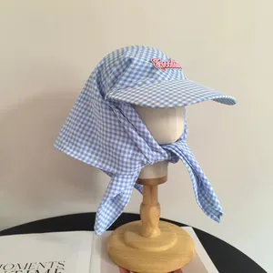 Cappellino parasole a quadretti blu con nastri coordinati e toppa alla moda