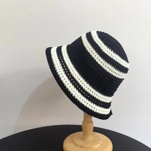 Dettaglio della trama a righe bianche e nere lavorata all'uncinetto di questo cappello