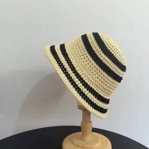 Cappello a secchiello in paglia da donna estivo con tesa larga e eleganti strisce nere