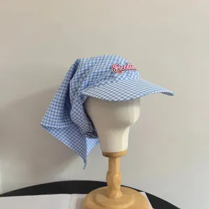 Cappello parasole a quadretti blu con ricamo Freedom e dettaglio foulard posteriore