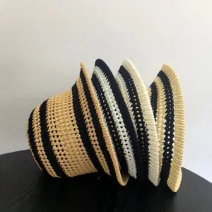 Dettaglio di cappelli da sole all'uncinetto a righe con texture e trama in maglia traspirante