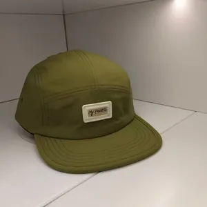 Olivgrüne 5-Panel Camper Cap mit 'MY FAVORITE' Stickerei und flachem Schirm Design