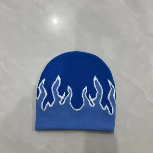 Berretto in maglia jacquard con fiamme blu sfumate per streetwear e calore invernale