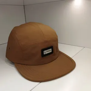 Retro caramelbraune 5-Panel-Baseballkappe mit MY FAVORITE-Patch und Metallösen für Stil
