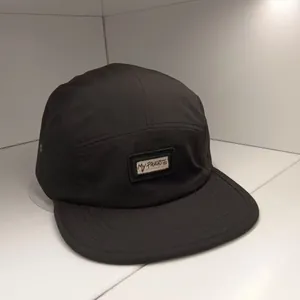 Detailansicht der 5-Panel-Campingmütze mit My Favorite-Aufnäher und Metall-Ösen