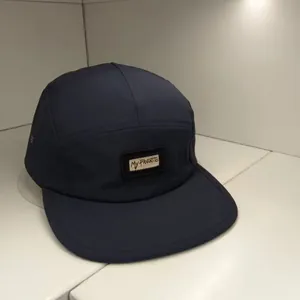 Detail der dunkelblauen 5-Panel-Camper-Mütze mit dem My Favorite-Stickereiaufnäher