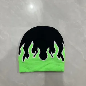 Dettaglio del motivo a fiamme nero e verde neon sul berretto in maglia fine