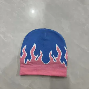 Trama dettagliata della maglia con motivo a fiamme blu e rosa su un berretto stile Y2K