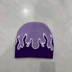 Dettaglio del berretto in maglia viola con motivo a fiamme e trama jacquard streetwear