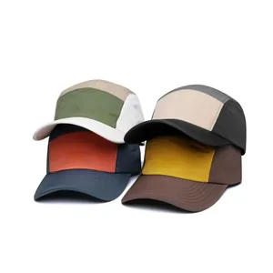 Detailansicht von vier mehrfarbigen 5-Panel-Camper-Caps aus schnelltrocknendem Nylon
