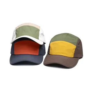 Detailansicht von 5-Panel-Outdoor-Kappen mit Farblockierung aus schnelltrocknendem Nylon