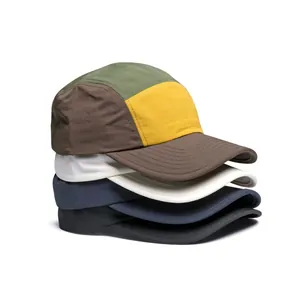 Detail von gestapelten Fünf-Panel-Baseballcaps aus schnell trocknendem Nylongewebe