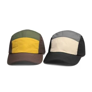 Detailansicht der leichten 5-Panel Camper-Caps mit schnelltrocknendem Colorblocking