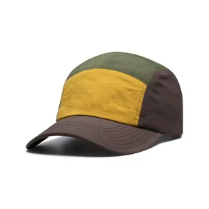 Detail der Five-Panel-Baseballcap mit Colorblock-Nylonstoff und schnelltrocknender Textur