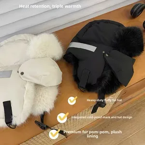 Detailansicht der Uschanka-Mütze mit Thermofutter aus Plüsch und verstellbarer Schnalle