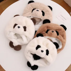 Flachbild von vier Panda-Plüschmützen mit Ohrenklappen in Weiß, Beige und Braun aus Kunstpelz
