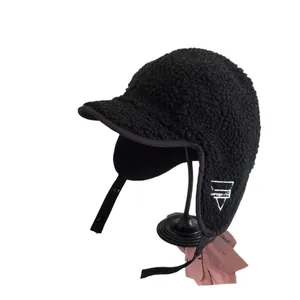Schwarze Fleece-Fliegermütze mit Ohrenschützern und Stickerei für Winterwärme