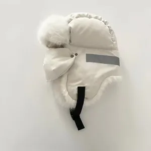 Detailansicht der Wintermütze mit dickem weißem Kunstpelz und Sicherheits-Reflexstreifen