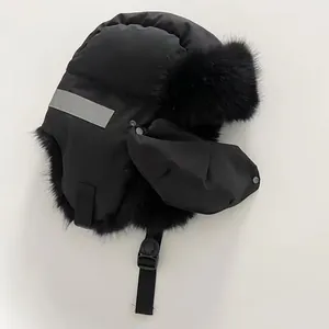 Winddichte schwarze Uschanka mit Reflexstreifen und warmem Kunstfell für den Winter