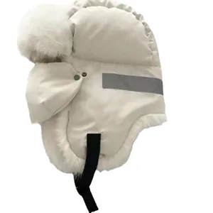Weiße wasserdichte Wintermütze mit Reflektorstreifen und Ohrenschutz aus Plüschgewebe