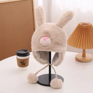 Detalle de gorro de peluche de conejo caqui para niños con piel sintética y orejas largas