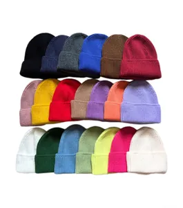 Muestra detallada de 20 colores de gorros de punto acanalado con borde doblado ancho