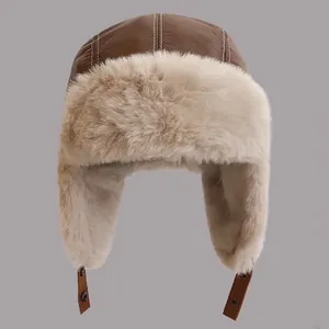 Détail d'un bonnet d'aviateur en cuir PU marron avec cache-oreilles en peluche