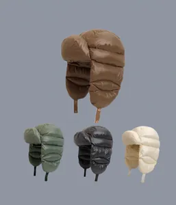 Detailansicht gesteppter Fliegermützen in Braun, Grün, Schwarz und Beige für den Winter