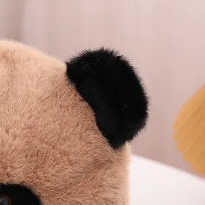 Detailaufnahme der dicken Plüschtextur einer warmen Panda-Wintermütze mit Ohrenklappen