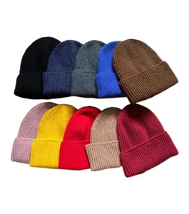 Vista detallada de diez colores sólidos y textura acanalada de los gorros de punto