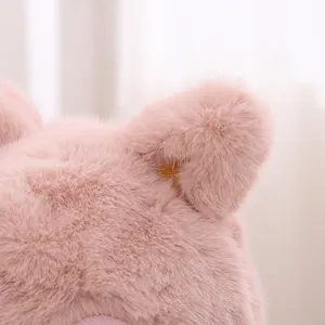 Detailansicht des rosa Plüsch-Winterhutes mit weichem Kunstfell und gelbem Stern-Stick