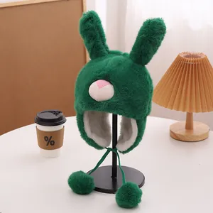 Lindo gorro de conejo de felpa verde con orejeras y pompones grandes para el invierno