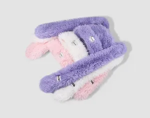 Nahaufnahme des flauschigen Plüsch-Stirnband-Sets in Lila, Rosa und Weiß mit Etiketten