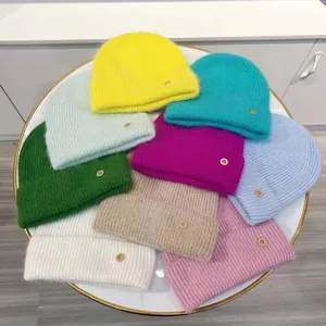 Gorro de punto de pelo de conejo con logotipo B metálico en varios colores de invierno