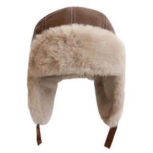 Bonnet aviateur en simili cuir marron avec doublure peluche blanche et cache-oreilles