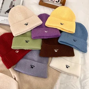 Gorros de punto elegantes con bordado de gato en una colección multicolor
