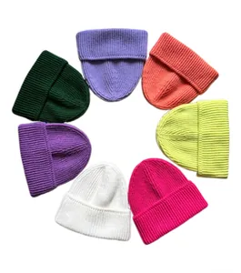 Vista plana de gorros de punto acanalado de colores en verde púrpura naranja amarillo blanco
