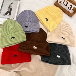 Set de gorros de punto grueso en varios colores con bordado de ciervo para invierno
