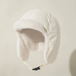 Detailansicht der Wintermütze mit dickem Plüschfutter und verstellbarer Schnalle