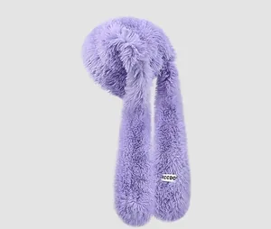 Detailansicht eines weichen lila Plüschschals mit weißem Markenlabel und flauschigem Stoff
