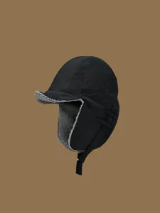 Dettaglio del cappello da aviatore invernale con guscio antivento e fodera in pile
